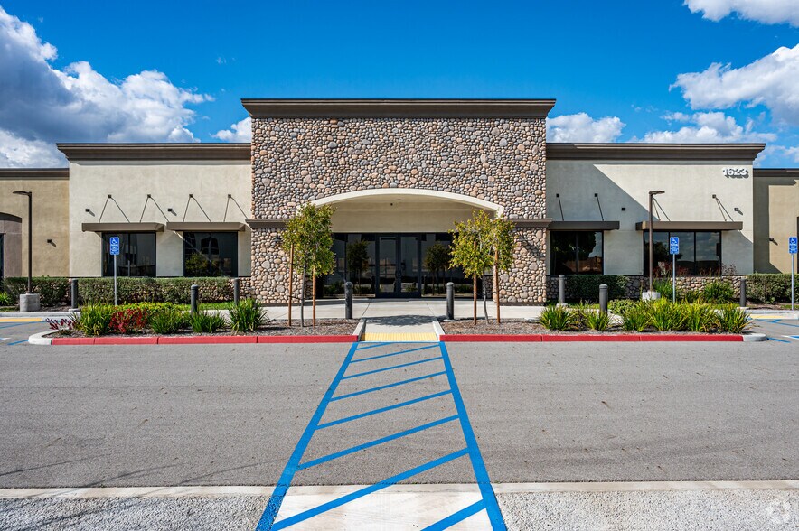 1623 E Holt Blvd, Ontario, CA à louer - Photo du bâtiment - Image 3 de 7