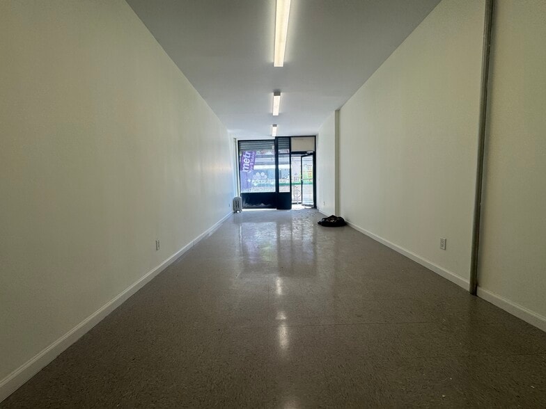 951 Manhattan Ave, Brooklyn, NY à louer - Photo du bâtiment - Image 2 de 7