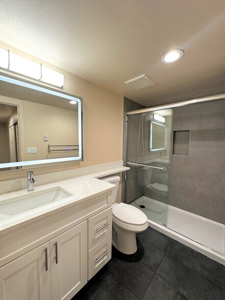 9025 35th Ave SW, Seattle, WA à vendre - Photo du bâtiment - Image 2 de 10