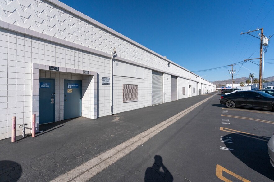 701-719 Arroyo Ave, San Fernando, CA à louer - Photo du bâtiment - Image 3 de 15