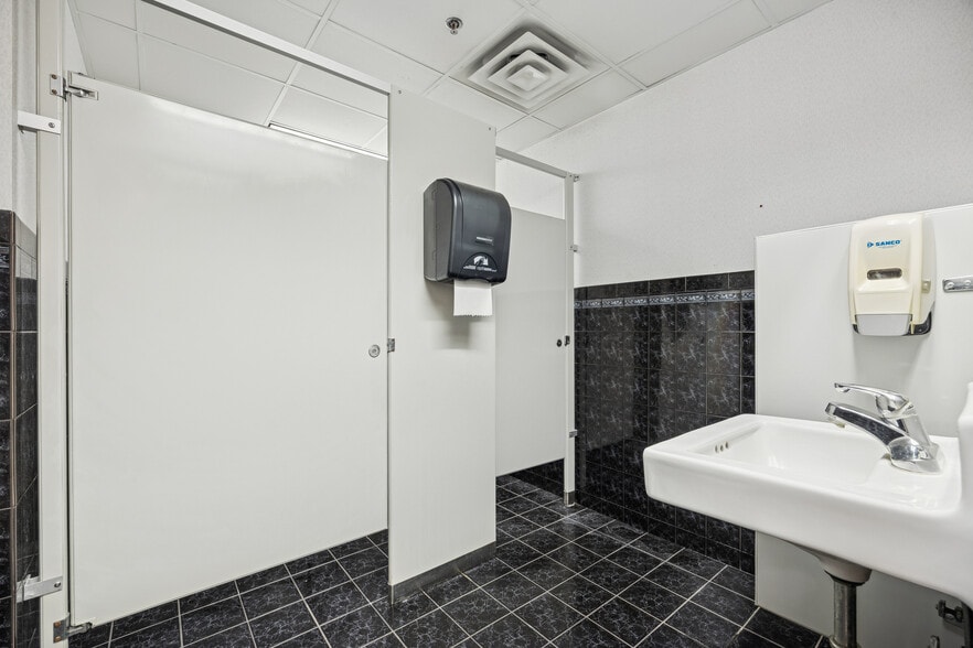 1800 Pioneer Creek Ctr, Maple Plain, MN à louer - Photo du bâtiment - Image 3 de 45