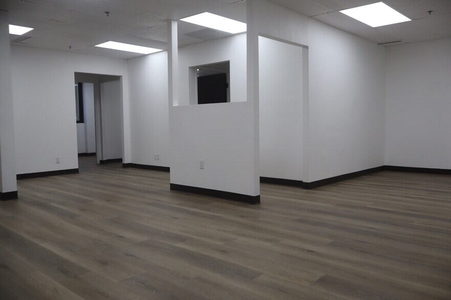 2621 S Bristol St, Santa Ana, CA à louer - Photo du bâtiment - Image 2 de 7
