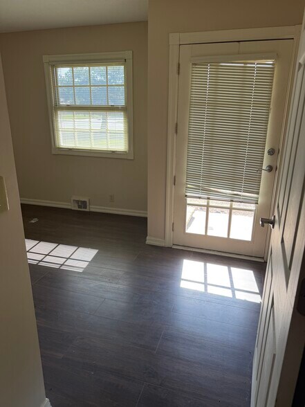 1926 N Andover Rd, Andover, KS à vendre - Photo du bâtiment - Image 3 de 4