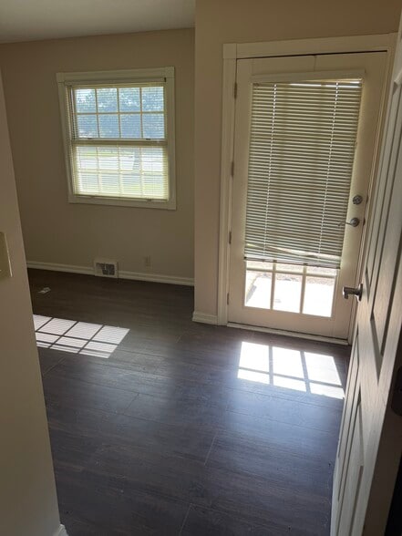 1926 N Andover Rd, Andover, KS à vendre - Photo du bâtiment - Image 3 de 4