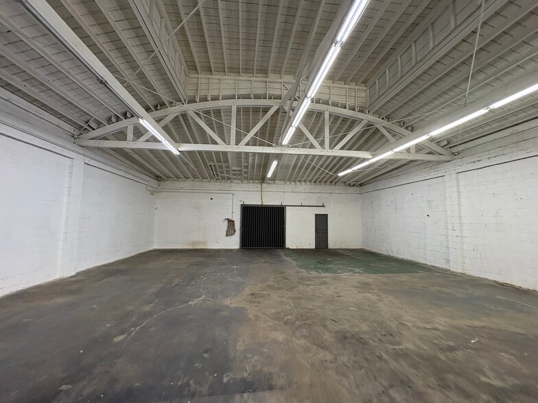 533 E 31st St, Los Angeles, CA for sale - Interior Photo - Image 2 of 9