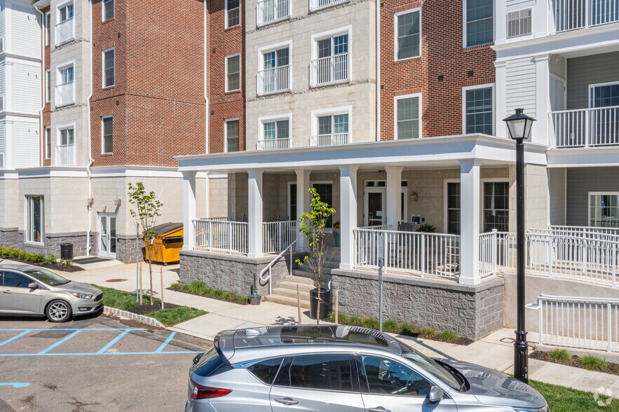 1 E Pearl St, Burlington, NJ à louer - Photo du bâtiment - Image 2 de 17