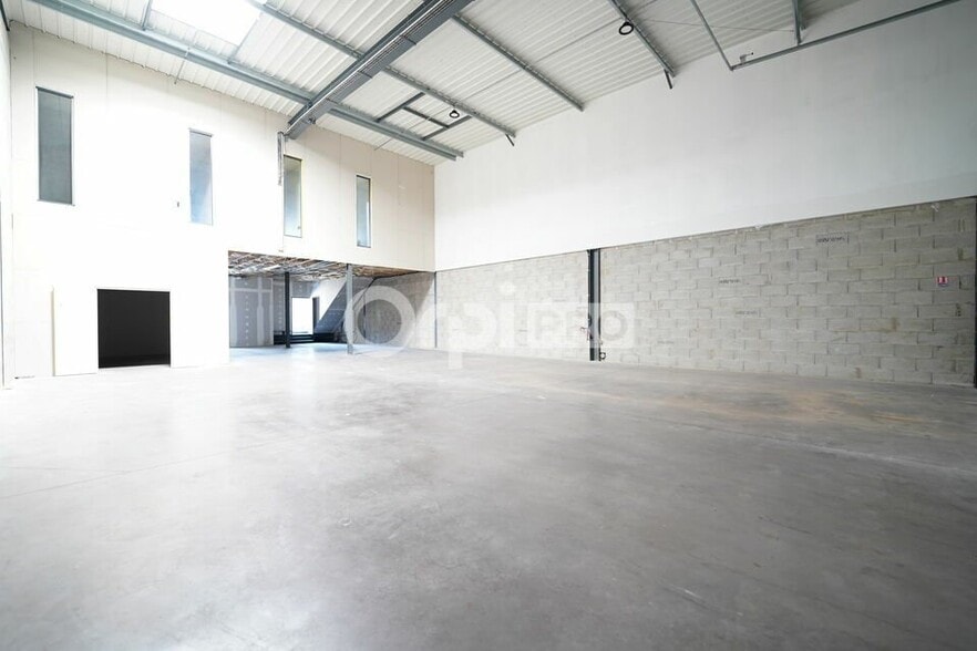 2736 Route De Ravel, Mornant for lease - Interior Photo - Image 1 of 12