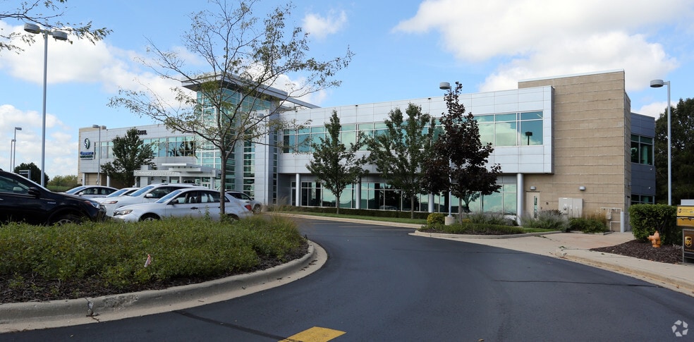 1700 S Silverbrook Dr, West Bend, WI for lease - Building Photo - Image 3 of 4