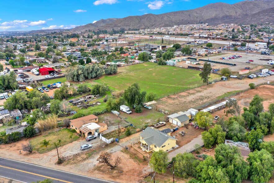 7081 Valley Way, Jurupa Valley, CA à vendre - Photo du bâtiment - Image 2 de 15