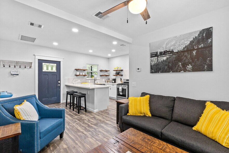 404 W 3rd St, League City, TX à vendre - Photo du bâtiment - Image 3 de 55