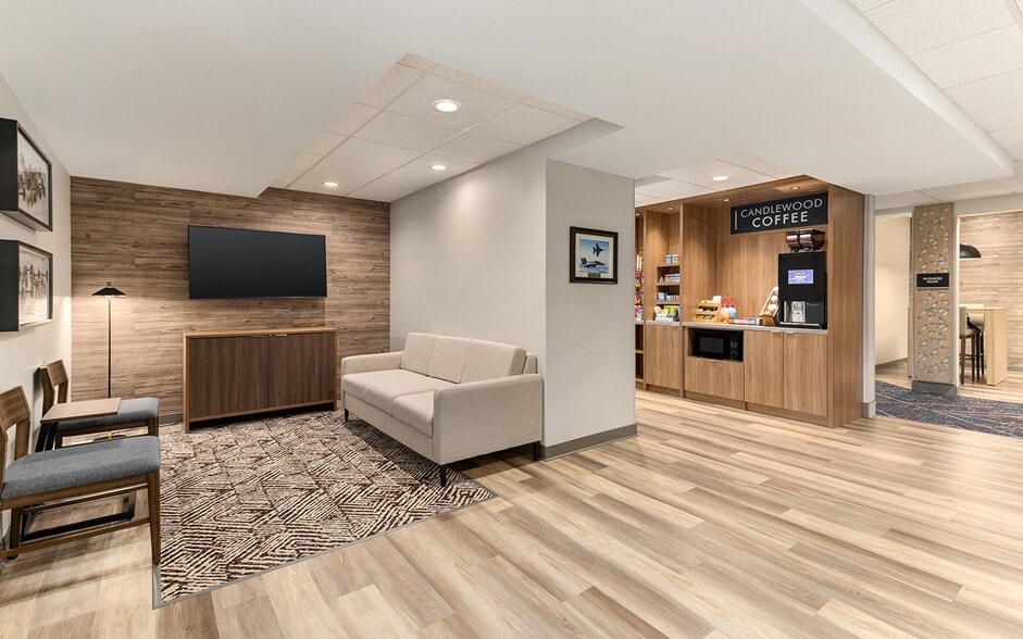 Candlewood Suites & BW Plus Portfolio portfolio of 2 properties for sale on LoopNet.ca - Lobby - Image 2 of 52