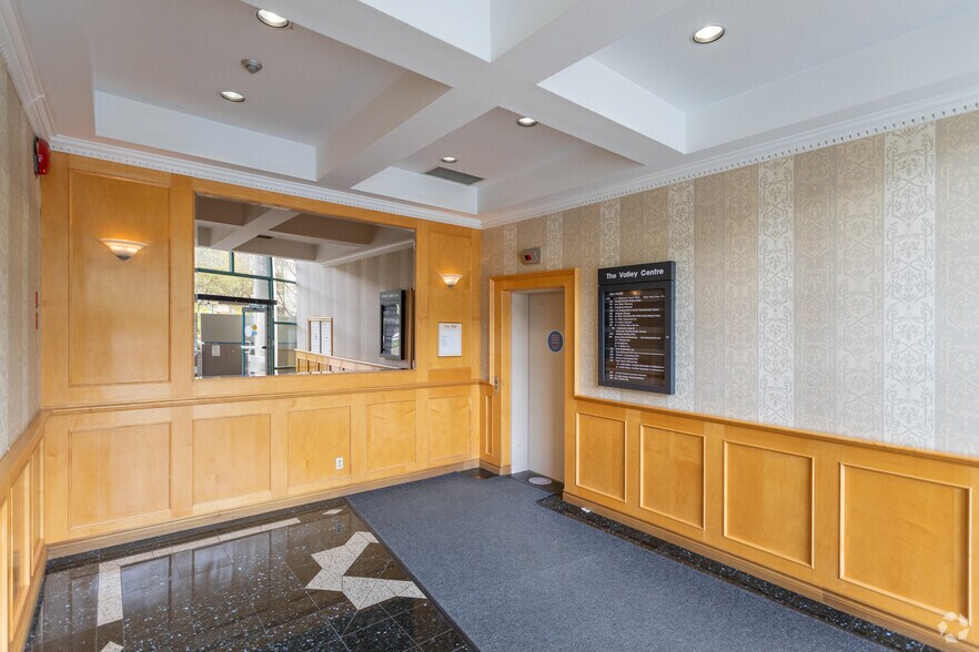 1200 Lynn Valley Rd, North Vancouver District, BC à louer - Hall d’entrée - Image 3 de 9