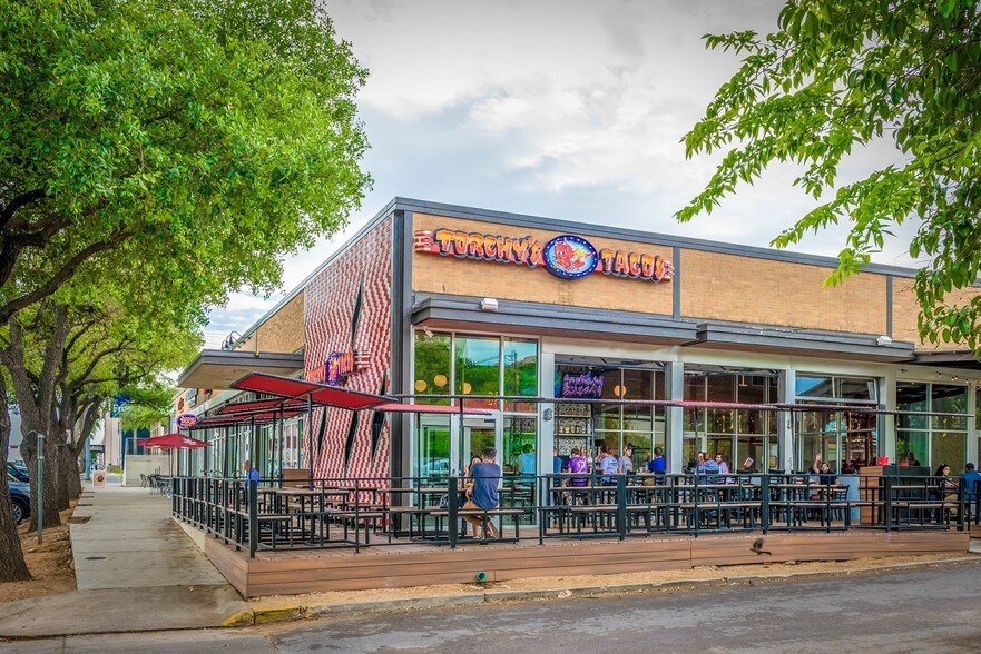 301 N Guadalupe St, San Marcos, TX à louer - Photo principale - Image 2 de 4