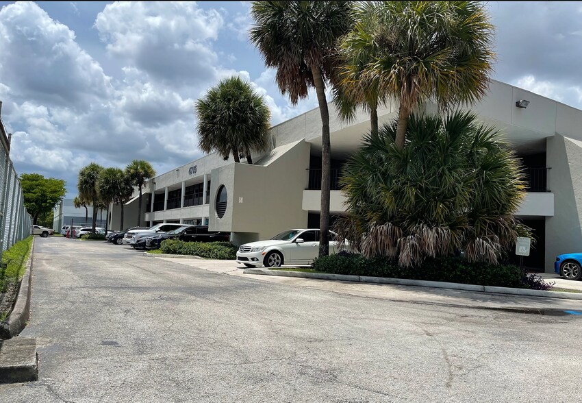 4715 NW 157th St, Hialeah, FL for lease - Building Photo - Image 1 of 8