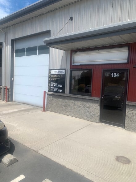 555 NE Hemlock Ave, Redmond, OR for lease - Building Photo - Image 1 of 8