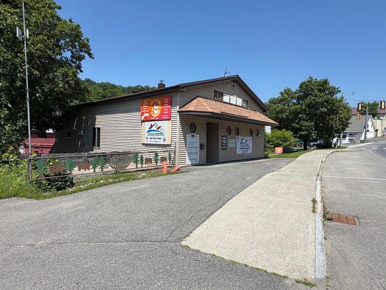 23 Spring St, Dexter, ME à vendre - Photo du bâtiment - Image 3 de 30
