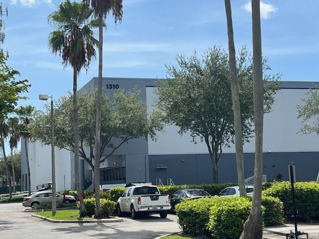 1250 S Powerline Rd, Deerfield Beach, FL for lease Primary Photo- Image 1 of 7