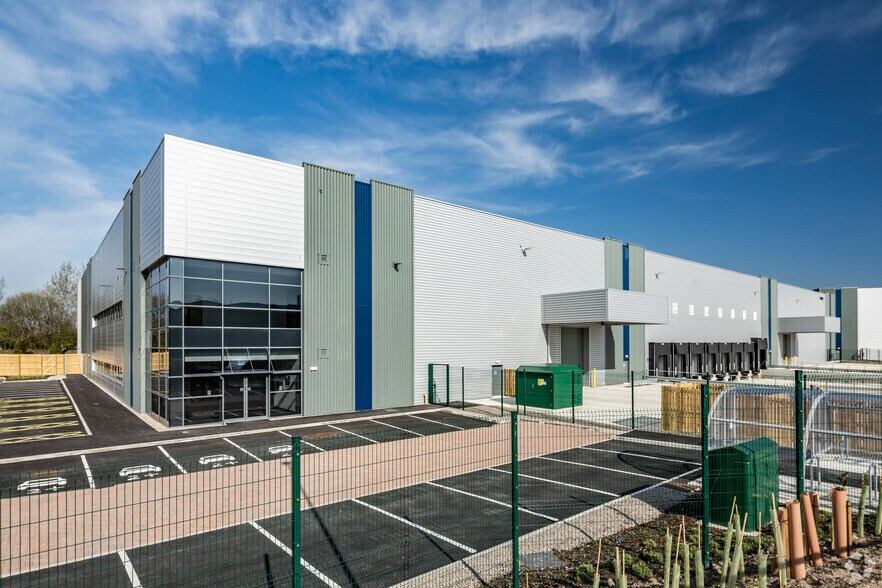 87 James Kearns Av, Rochdale à louer - Photo du bâtiment - Image 3 de 4