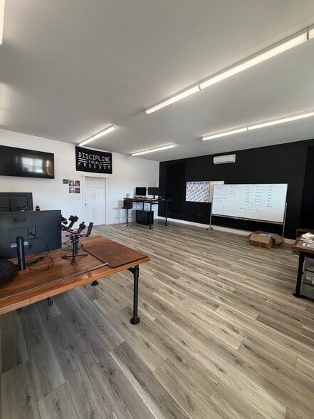 946 US Route 2, Wilton, ME à vendre - Photo du bâtiment - Image 3 de 7