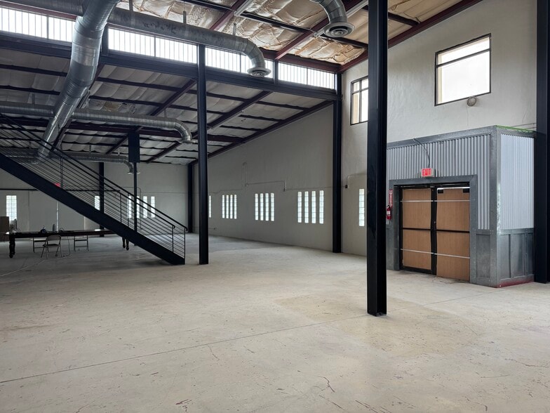 1108 S Flores St, San Antonio, TX for lease - Interior Photo - Image 3 of 8