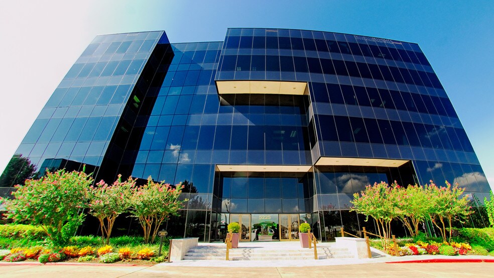5225 Katy Fwy, Houston, TX à louer - Photo du bâtiment - Image 1 de 35