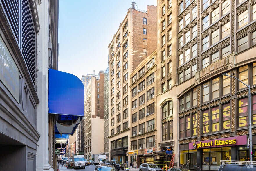144-152 W 27th St, New York, NY for lease - Building Photo - Image 2 of 9