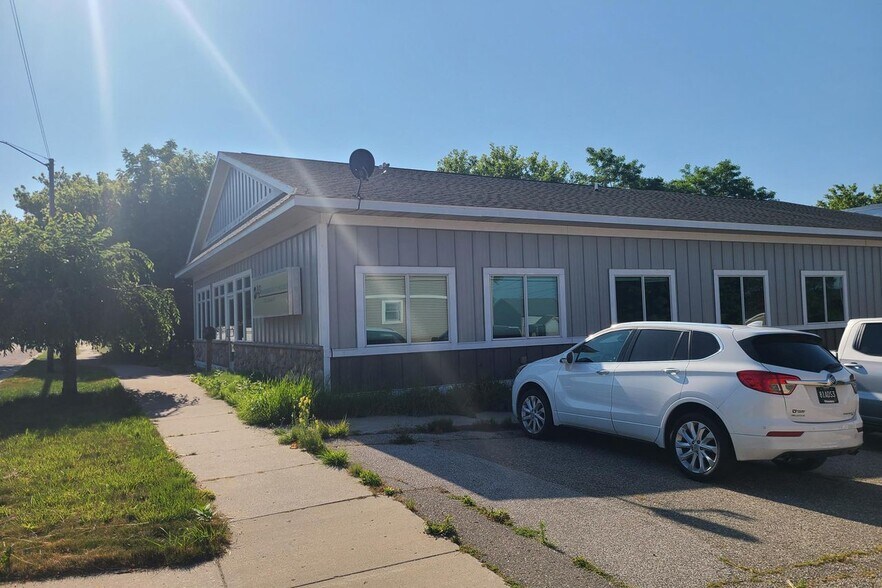 410 E Dowland St, Ludington, MI à louer - Photo du bâtiment - Image 2 de 12