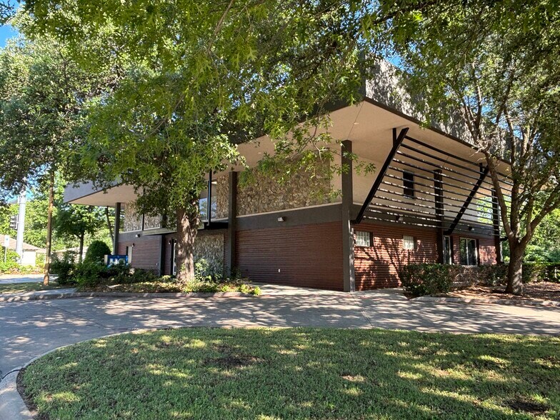 414 W Parkway St, Denton, TX à louer - Photo du bâtiment - Image 1 de 27
