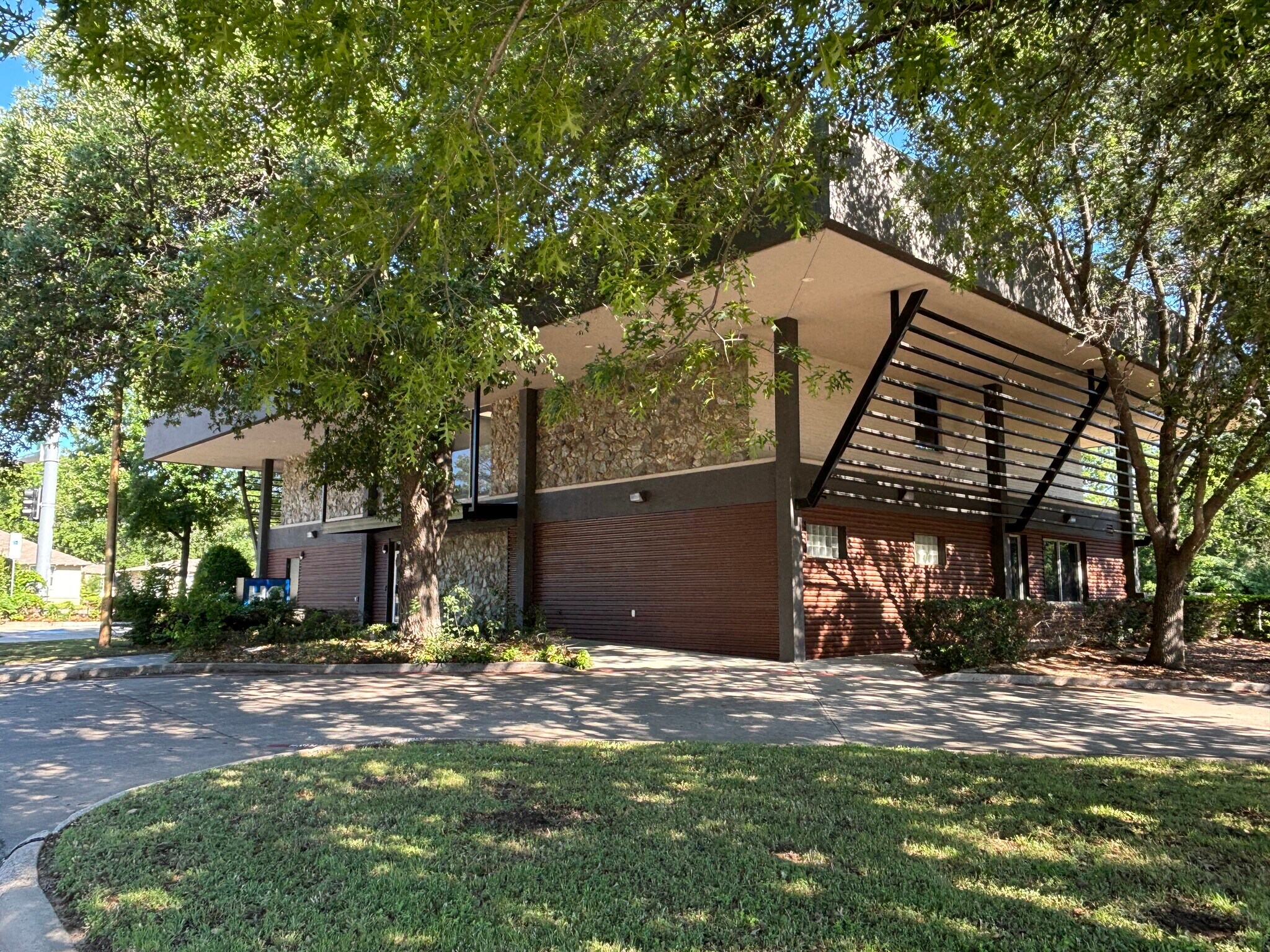 414 W Parkway St, Denton, TX à louer Photo du bâtiment- Image 1 de 28