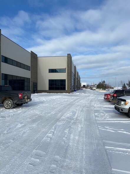 885 Memorial Dr, Wood Buffalo, AB for lease - Building Photo - Image 1 of 25