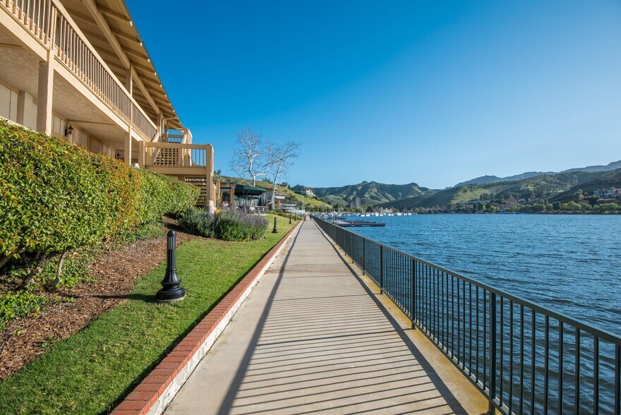 32107 Lindero Canyon Rd, Westlake Village, CA à louer - Photo du bâtiment - Image 3 de 6