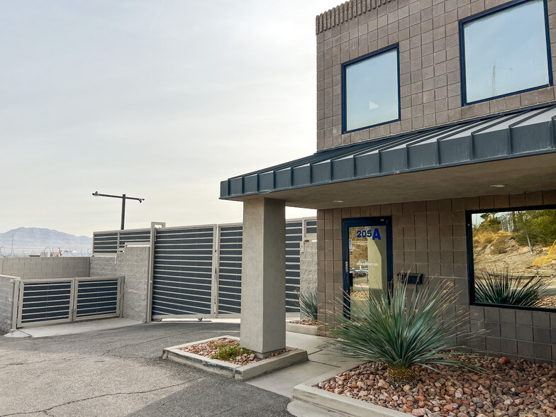 205 E Brooks Ave, North Las Vegas, NV for lease - Building Photo - Image 2 of 8