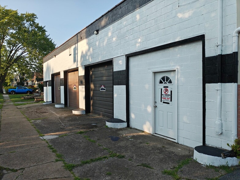 121 78th St, Niagara Falls, NY à vendre - Photo du bâtiment - Image 3 de 8