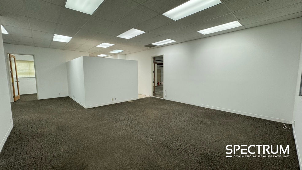 7631 Alabama Ave, Canoga Park, CA for lease - Building Photo - Image 3 of 6