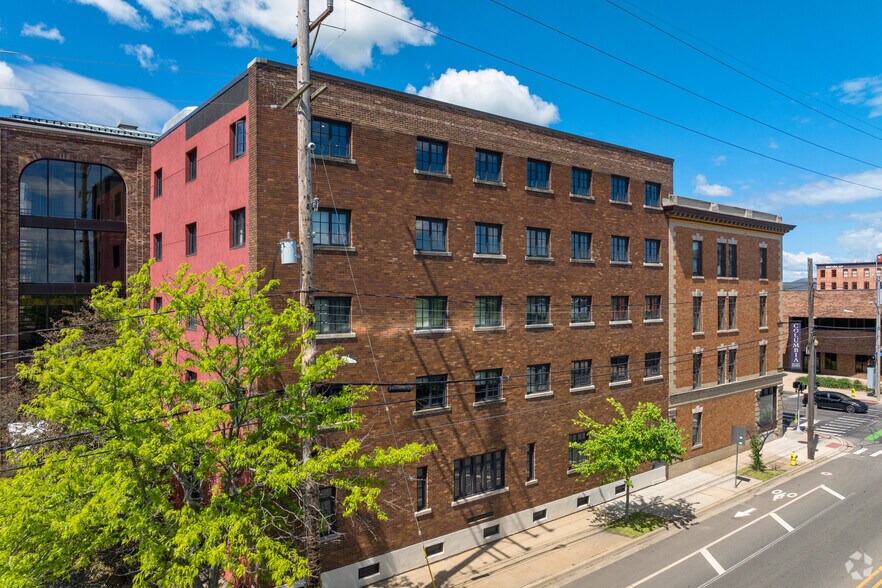 350 E Michigan Ave, Kalamazoo, MI à louer - Photo du bâtiment - Image 3 de 4