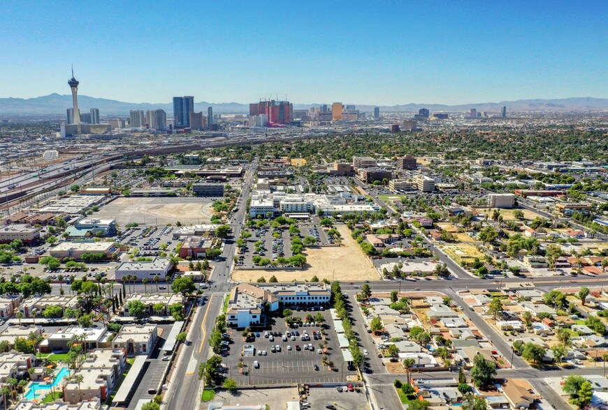 400 Shadow Ln, Las Vegas, NV à louer - Aérien - Image 3 de 3