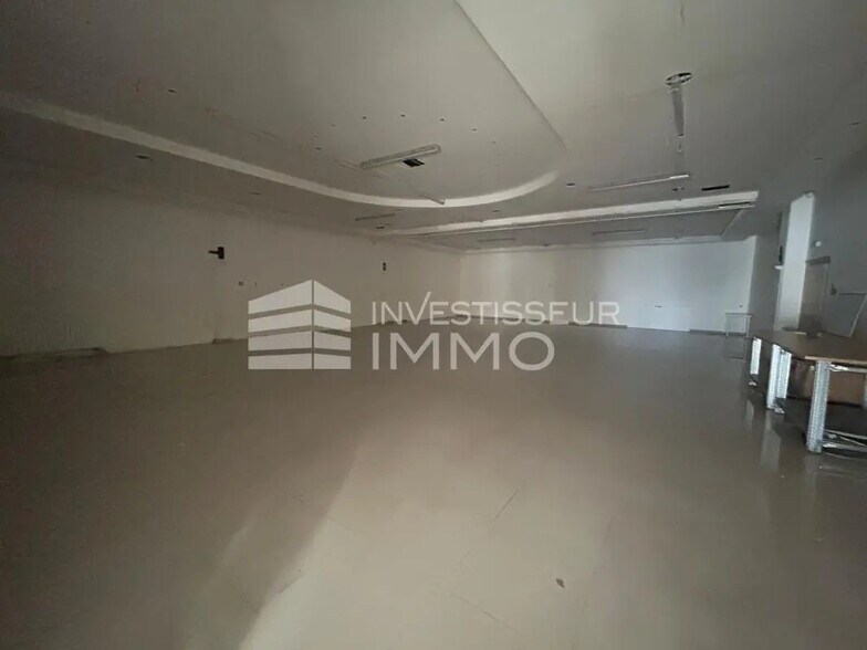 Flex in Saint-Denis for lease - Interior Photo - Image 3 of 5