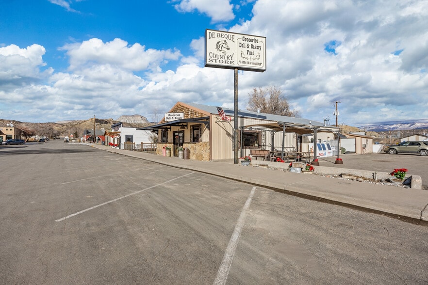 320 Minter Ave, De Beque, CO à vendre - Photo du bâtiment - Image 3 de 19