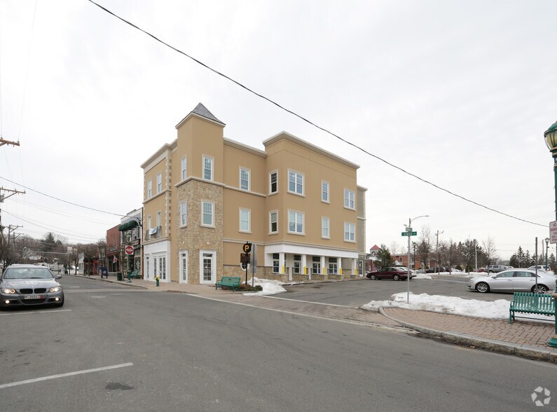 56 Center St, Southington, CT à vendre - Photo du bâtiment - Image 2 de 5