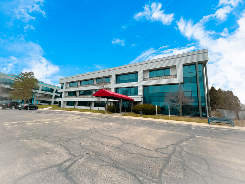 2917 International Ln, Madison, WI à vendre - Photo du bâtiment - Image 1 de 11