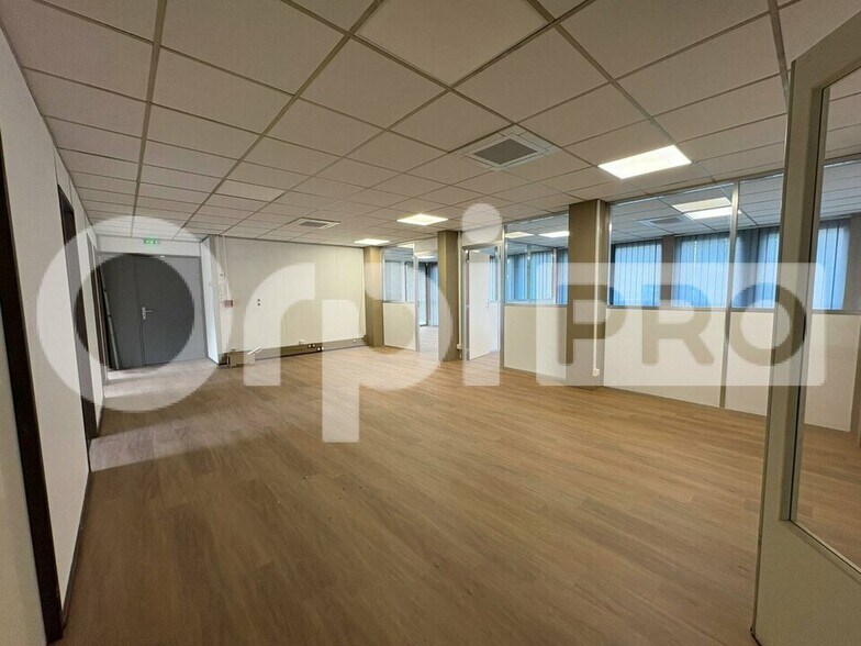 Office in Moissy-Cramayel for lease - Building Photo - Image 2 of 12