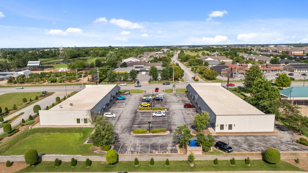 2212 S Walton Blvd, Bentonville, AR à louer - Photo du bâtiment - Image 3 de 14