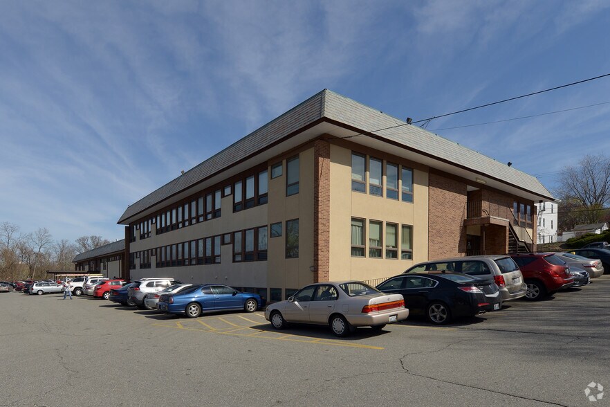 333 School St, Pawtucket, RI à louer - Photo du bâtiment - Image 1 de 14