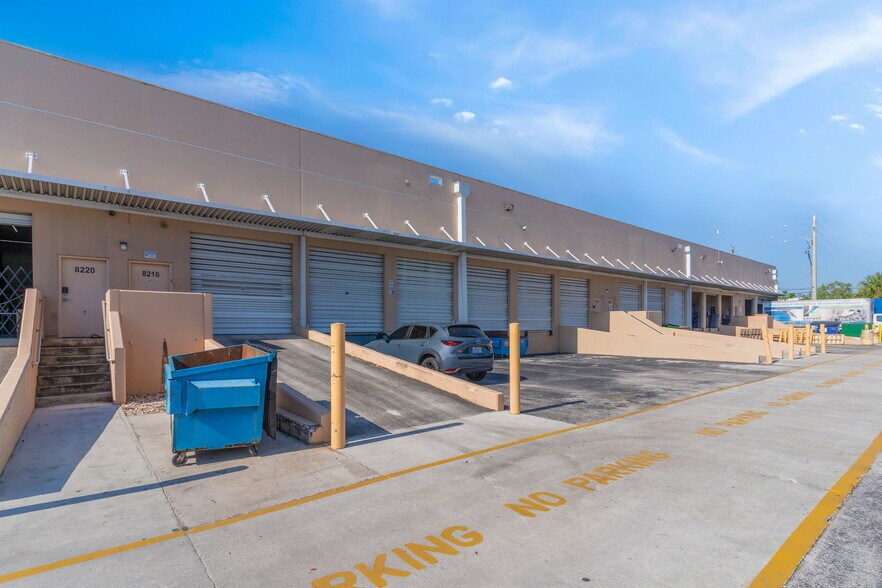 8200-8358 NW 30th Ter, Doral, FL à louer - Photo du bâtiment - Image 2 de 57