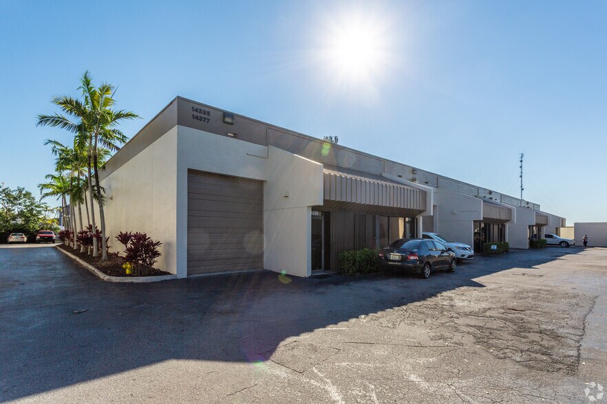 11921-12041 SW 144th St, Miami, FL à louer - Photo du bâtiment - Image 2 de 3
