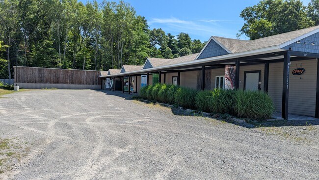 More details for 1042 US-9 Rt, Queensbury, NY - Retail for Sale