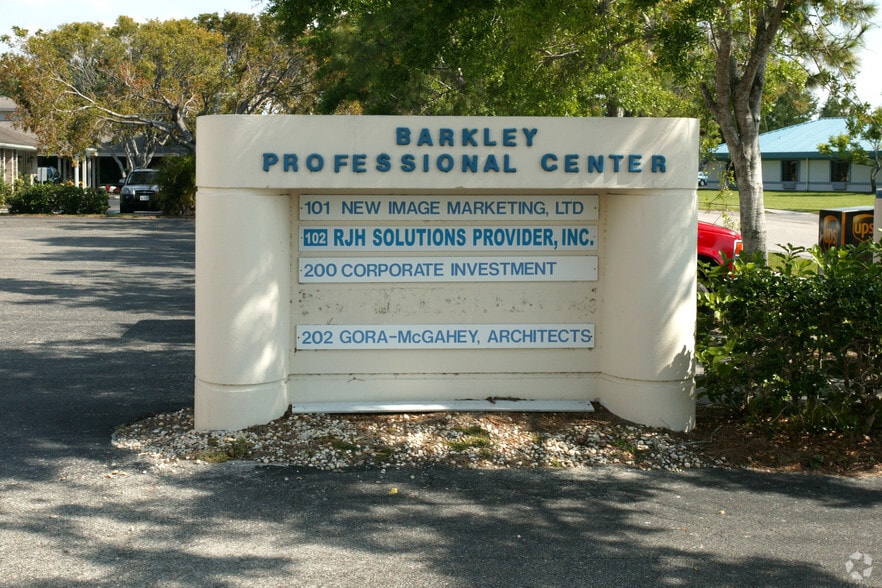 43 Barkley Cir, Fort Myers, FL for lease - Building Photo - Image 2 of 13