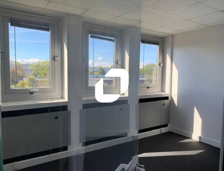 Office in Marly-le-Roi for lease - Interior Photo - Image 2 of 5