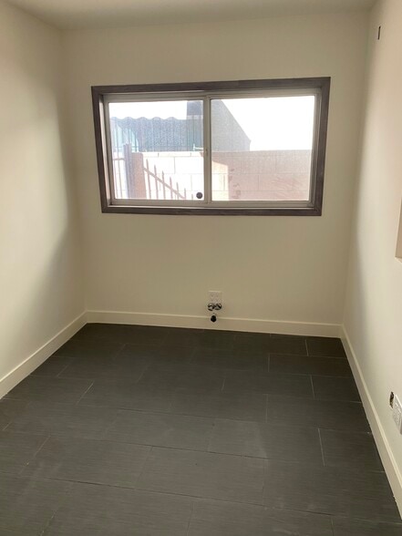 9561 Van Nuys Blvd, Panorama City, CA à louer - Photo du bâtiment - Image 3 de 11