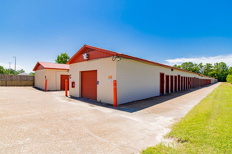Radiant Storage Portfolio portfolio of 3 properties for sale on LoopNet.ca - Building Photo - Image 2 of 4